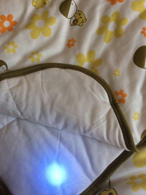  寶媽買了紫光手電，衣服上好多熒光劑，看的心慌害怕