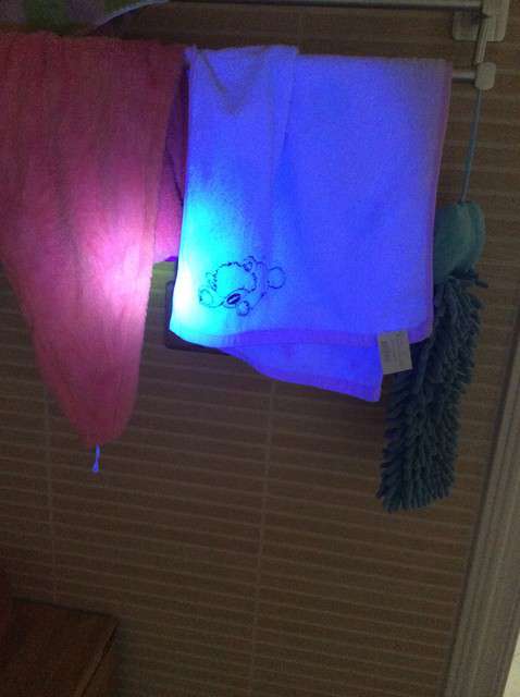  寶媽買了紫光手電，衣服上好多熒光劑，看的心慌害怕